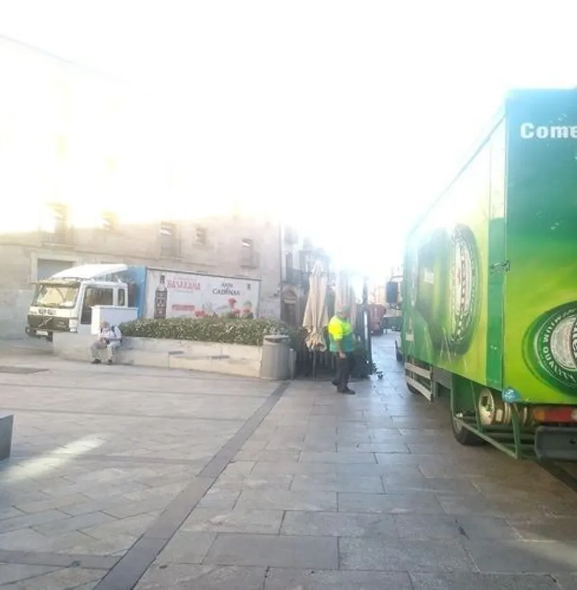 Vehículos de reparto mal estacionados
