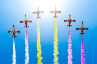 Archivo - El grupo de vuelo acrobático del Ejército del Aire y del Espacio Español, La Patrulla Águila sobre vuela el circuito de Jerez, a 28 de abril de 2024 en Cádiz (Andalucía, España). - Francisco J. Olmo - Europa Press - Archivo | EP