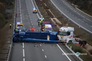 Una fuerte colisión entre un turismo y un camión grúa deja tres personas heridas y una de ellas atrapada tras un grave accidente en la A-66
