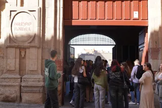 Inicio de clases en la Universidad Pontificia. Estudiantes, alumnos universitarios