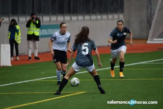 Lama conduce el balón ante el filial del Rayo.