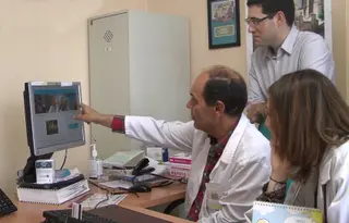 Médicos en consulta de Atención Primaria en una foto de archivo