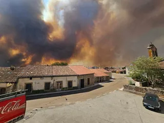 En imágenes: el incendio de Cipérez (IGR2) llega hasta Cerezal de Puertas