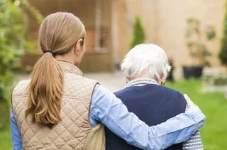Una persona dependiente con una cuidadora.