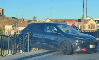 Un turismo queda al borde del precipicio tras un espectacular accidente en el puente de Alba de Tormes 