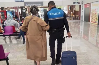 Policía Local socorre a una mujer con alzheimer que ha llegado desde Santander