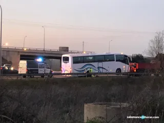 La avería de un autobús en la rotonda de Buenos Aires provoca grandes retenciones en la circunvalación desde la rotonda de Aldeatejada