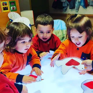 Alumnos de lnfantil usando metodologías experimentales y vivenciales