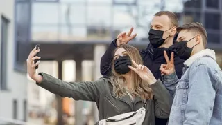 Jóvenes con mascarilla