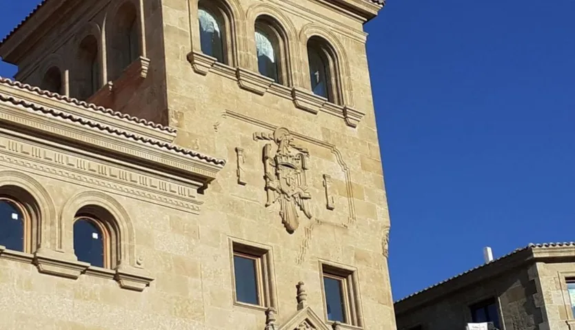 Uno de los escudos de la fachada crop
