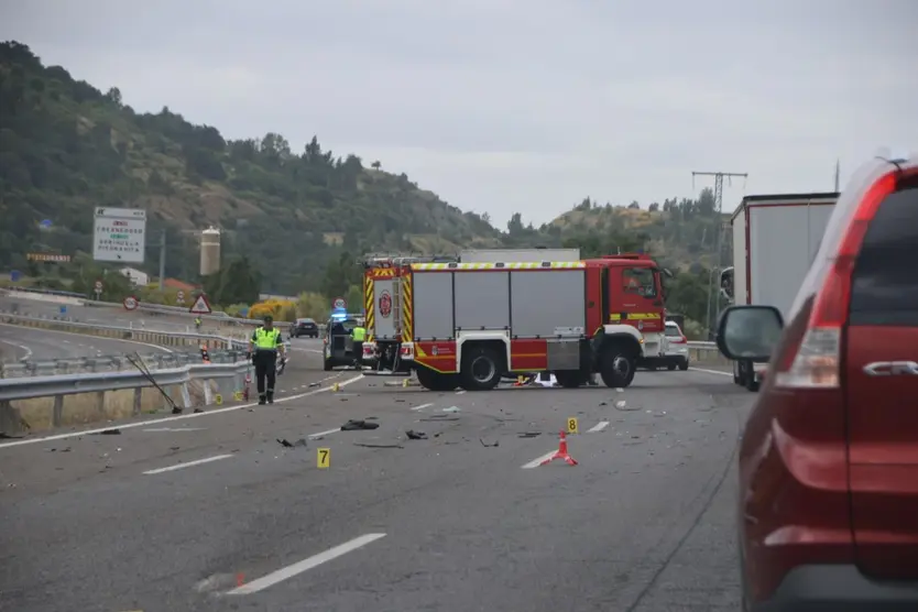 Accidente mortal entre un coche y un camión en el puerto de Vallejera