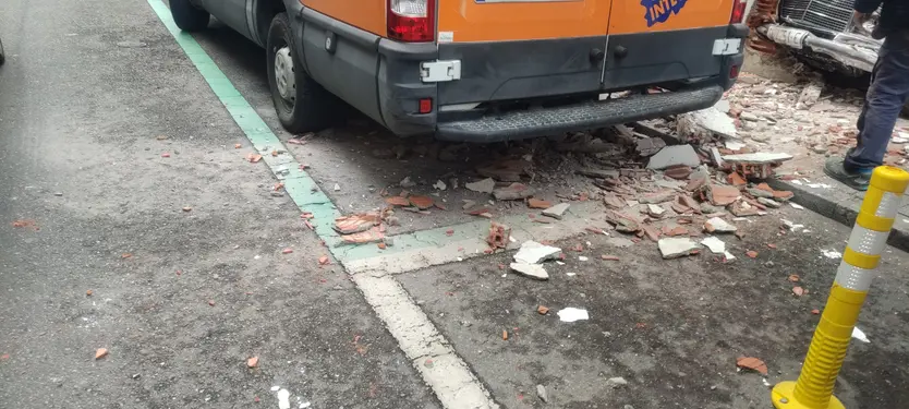 Desperfectos causados después de que un coche se empotre en el garaje en la calle de Fray Luis de Granada | FOTO SALAMANCA24HORAS.COM