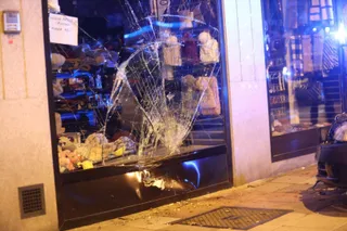 Un coche choca contra un escaparate del paseo de Carmelitas
