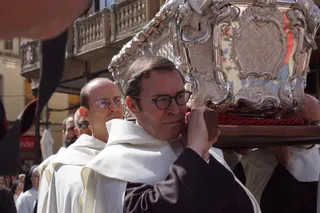 Miguel Ángel González, prior de los Carmelitas de Alba de Tormes llevando la urna de Santa Teresa