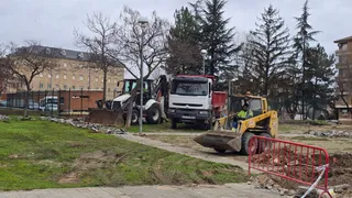El alcalde de Salamanca, Carlos García Carbayo, visita las obras de la plaza de Santa Cecilia