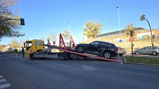 Choque entre una ambulancia y un vehículo en la avenida de la Reina Berenguela. Fotos Andrea M.