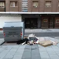 Enseres tirados en la calle Zúñiga