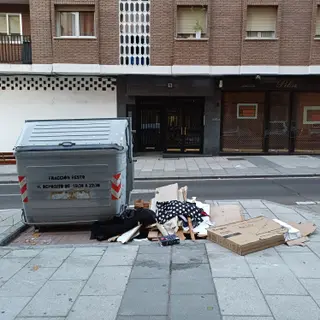 Enseres tirados en la calle Zúñiga