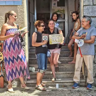 Entrega de los premios a los vecinos que mejor han decorado sus jardines. 