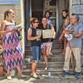 Entrega de los premios a los vecinos que mejor han decorado sus jardines.