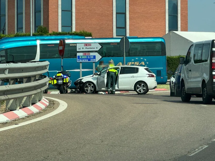 Una mujer resulta herida en un accidente en la rotonda del polígono El Montalvo