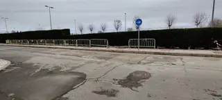 Inicio de la colocación de la pantalla antirrudio en la avenida de la Serna | Foto: Ayto. Santa Marta de Tormes