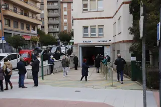 Colas para la vacunación en el Centro de Salud San Juan