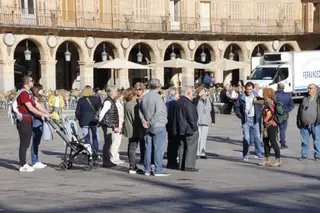 Gente paseando por la Plaza Mayor