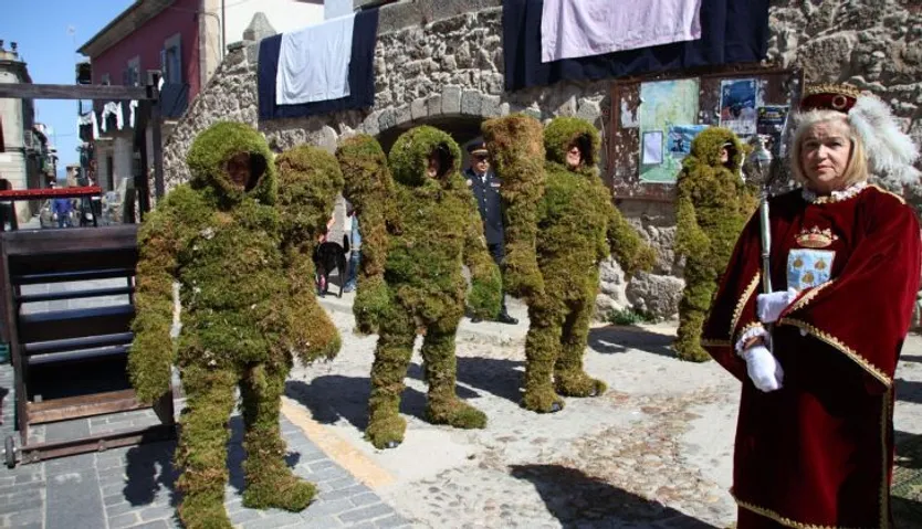 La procesión del Corpus Christi con los hombres de musgo en Béjar.