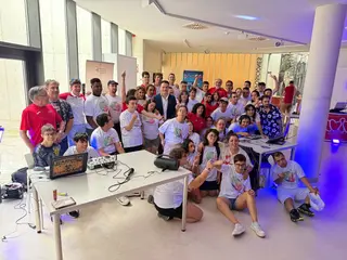El concejal de Juventud, Pedro Martínez, visita a los participantes en las semicolonias urbanas de Aviva Salamanca | @aytoSalamanca
