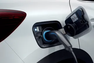 Vehículo eléctrico cargándose.