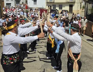 Los mozos palean durante la procesión de Saucelle. 