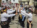 Los mozos palean durante la procesión de Saucelle.