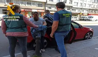 Momento de la detención de dos investigados en A Coruña