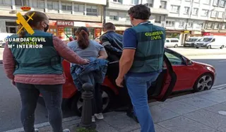 Momento de la detención de dos investigados en A Coruña