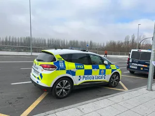 Coche de Policía Local y furgón de la Policía Nacional en Salamanca