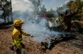 Bomberos extinguiendo un incendio en una zona de pasto entre la N-620 y la A-62