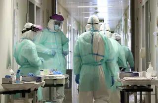 Sanitarios en un hospital durante la pandemia. | EP
