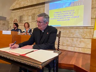 Santiago García-Jalón de la Lama, rector de la Universidad Pontificia de Salamanca en la firma del acuerdo de la Universidad Pontifica de Salamanca junto a instituciones iberoamericanas