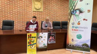 El concejal de Festejos, Daniel Cifuentes, junto al alcalde de Macotera, Antonio Mendez, presentaron la Feria Agroalimentaria.