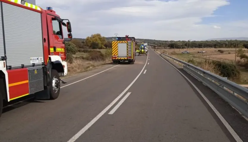 Dos personas resultan heridas tras volcar su turismo en Puente del Congosto. Foto: Bomberos de Béjar
