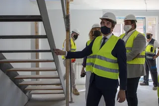 Suárez-Quiñones, consejero de Fomento, junto a Roberto Martín, alcalde de Guijuelo | Agencia ICAL