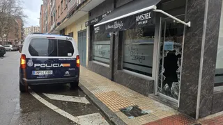 Roban en un bar de la calle Mirto tras romper los cristales para acceder