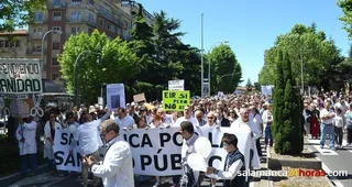 Unas 2.000 personas acuden a la tercera Marea Blanca por la Sanidad pública