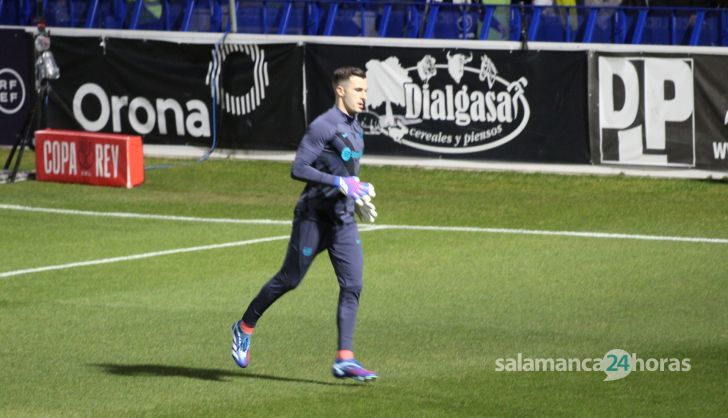 Iñaki Peña sale a calentar