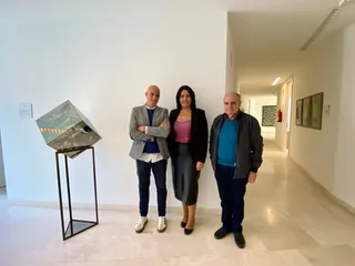 El concejal de Turismo de Santa Marta, Juan Carlos Bueno; la concejala de Cultura de Santa Marta, Silvia González, y José Fuentes. | FOTO AYUNTAMIENTO DE SANTA MARTA