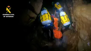 Rescate de dos espeleólogos tras sufrir una caída en la Cueva de Valporquero de León | Captura del vídeo de la GC