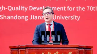 El rector de la USAL, único extranjero en intervenir ante 5.000 personas en una universidad china