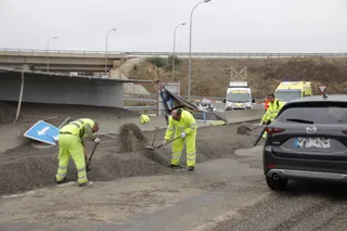 Vuelca un camión cargado de pipas en la rotonda de enlace con la carretera de Aldeatejada (3)