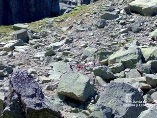 Helicóptero de protección civil rescata a un montañero en Candelario